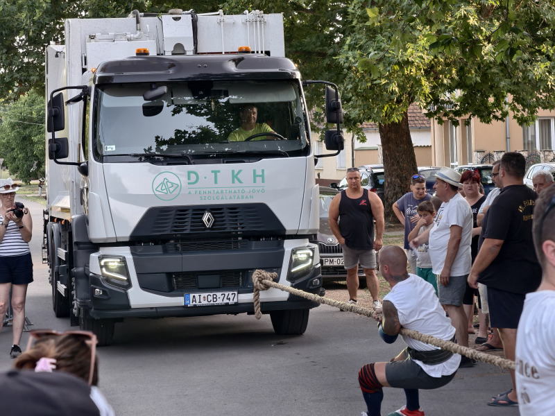 Kukásautót húztak az erős emberek 